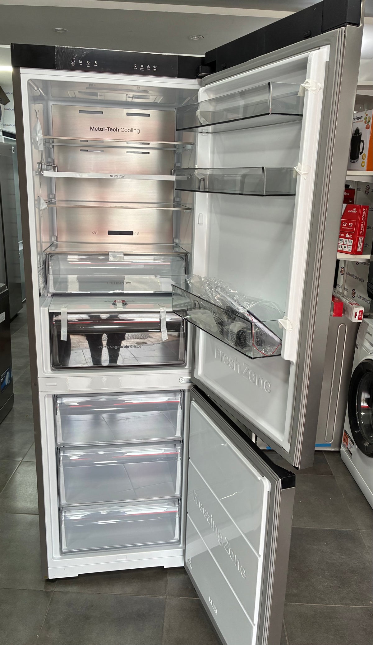 Frigorifero combinato,hisense total no Frost inox nuovo con lieve difetto estetico ￼