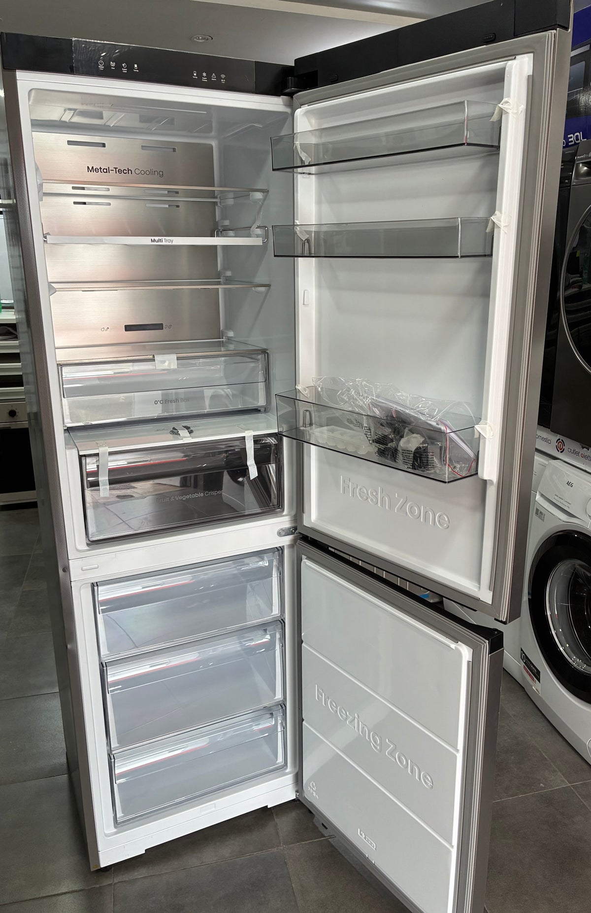 Frigorifero combinato,hisense total no Frost inox nuovo con lieve difetto estetico ￼