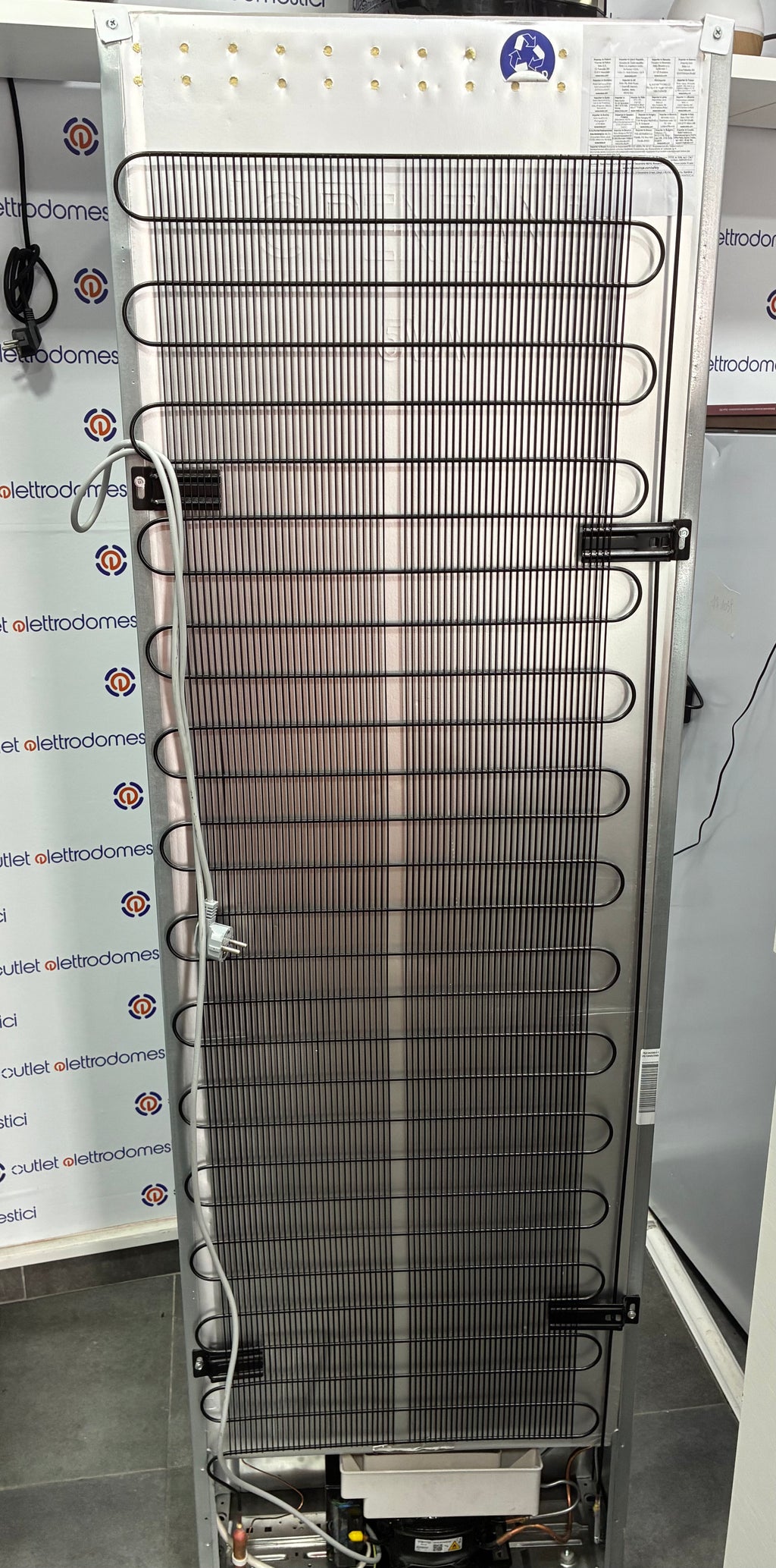 Congelatore verticale da incasso, beko Total no frost nuovo con lieve difetto estetico ￼
