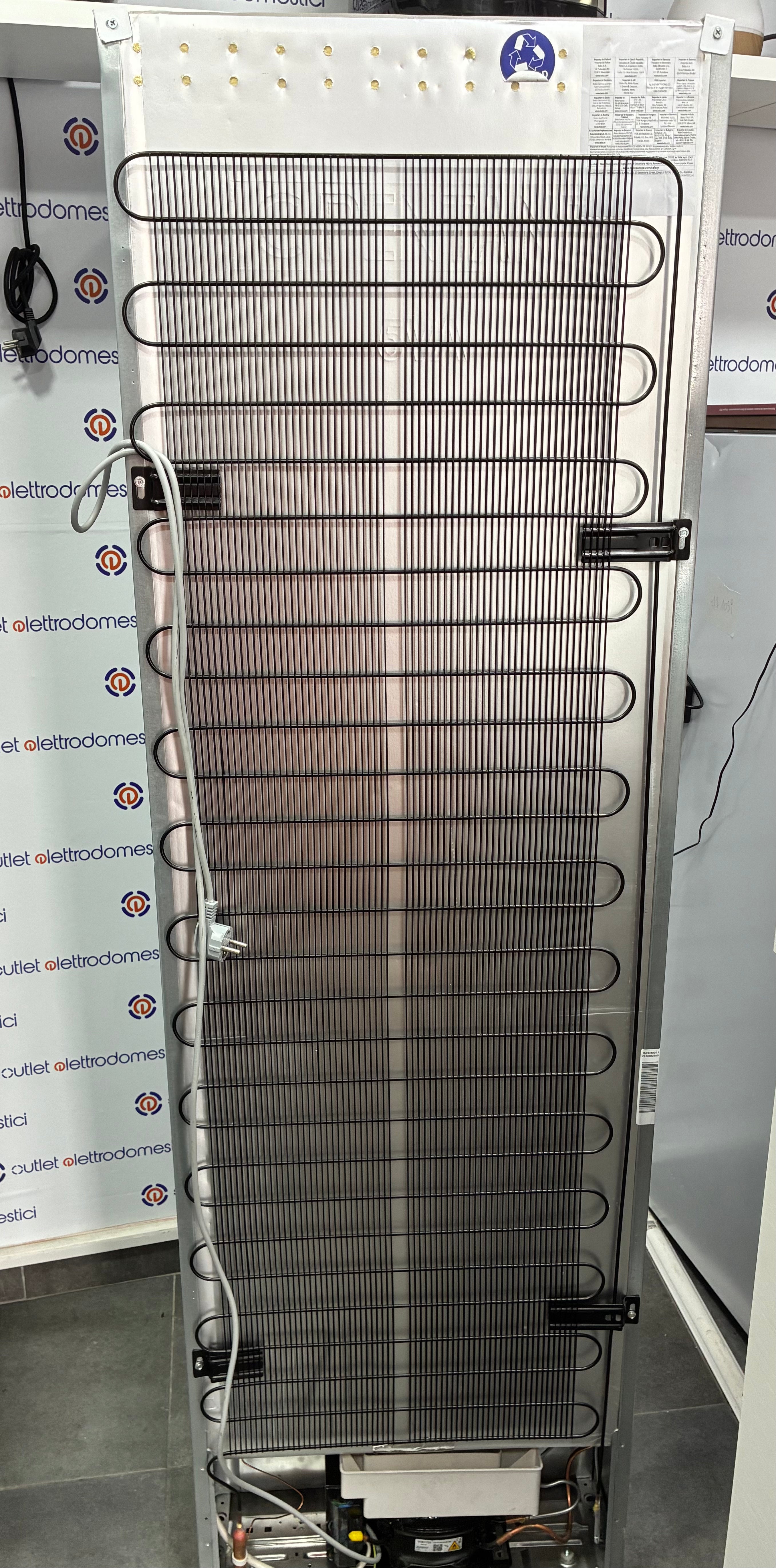 Congelatore verticale da incasso, beko Total no frost nuovo con lieve difetto estetico ￼
